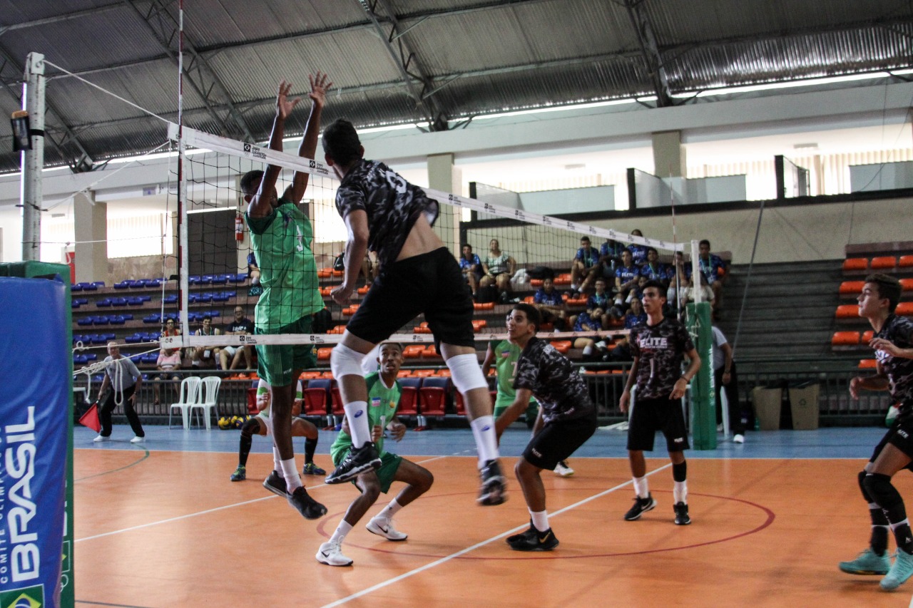 Equipe do Vitório Bravim, de Marechal Floriano, durante a disputa do vôlei masculino (Foto: Paulo Sena/Sesport)