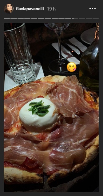 Flávia Pavanelli posta foto e fãs especulam jantar com Kevinho (Foto: (Foto: Reprodução/Instagram/@flaviapavanelli)