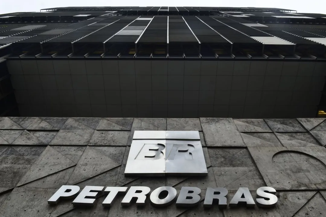 Imagem ilustrativa da imagem Ações da Petrobras caem mais de 16% na abertura da Bolsa brasileira
