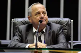 Imagem ilustrativa da imagem Manato com equipe e marqueteiro