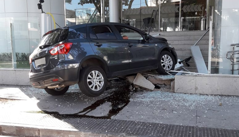 Veículo invadiu a portaria do prédio do banco, no bairro Santa Lúcia (Foto: Esthefany Mesquita / AT)