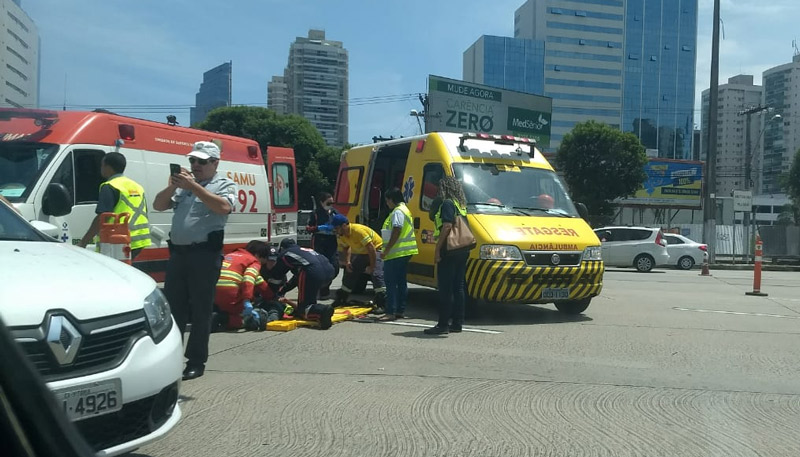 Equipes da Rodosol e do Samu prestaram socorro ao funcionário atropelado (Foto: Caroline Freitas / AT - 06/12/2018)