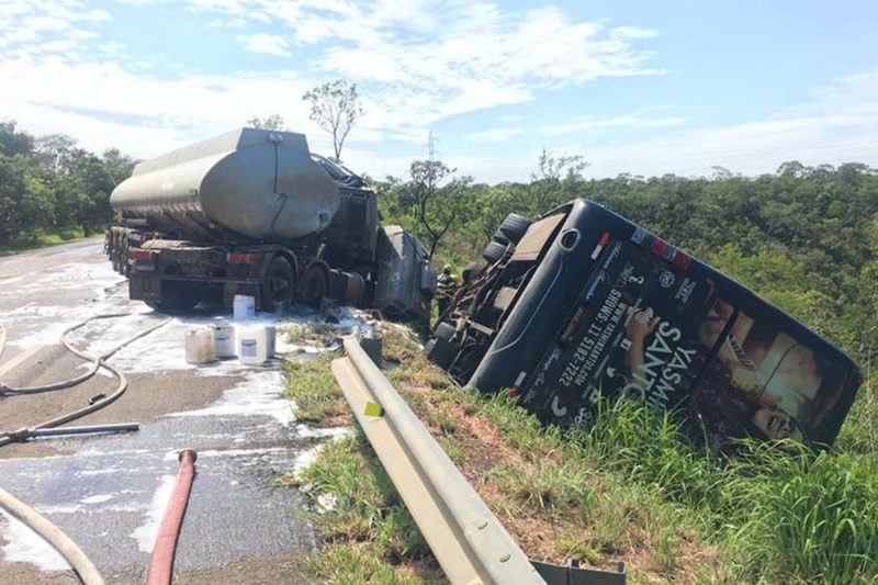 Com o impacto da colisão, o ônibus da cantora tombou fora da pista (Foto: Divulgação / PRF)