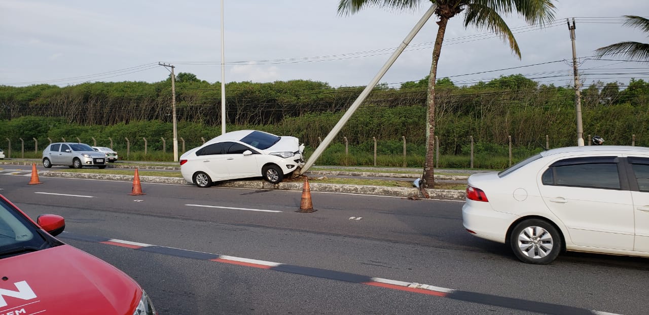 Motorista abandonou veículo e não foi localizado. (Foto: Suzy Faria)