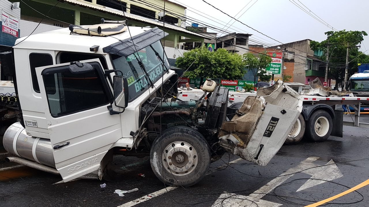 Carreta bateu em poste e ficou atravessada na rodovia. (Foto: Divulgação PRF)