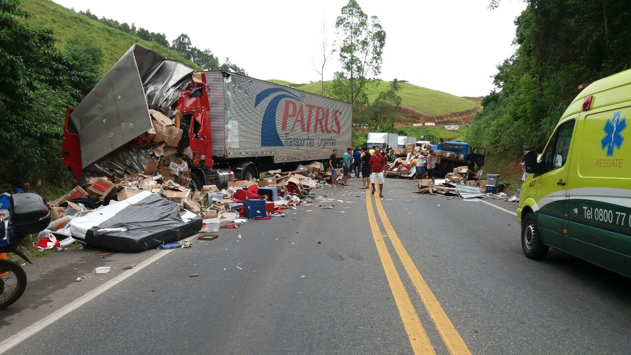 Acidente deixa feridos e interdita BR-101. (Foto: Divulgação PRF)