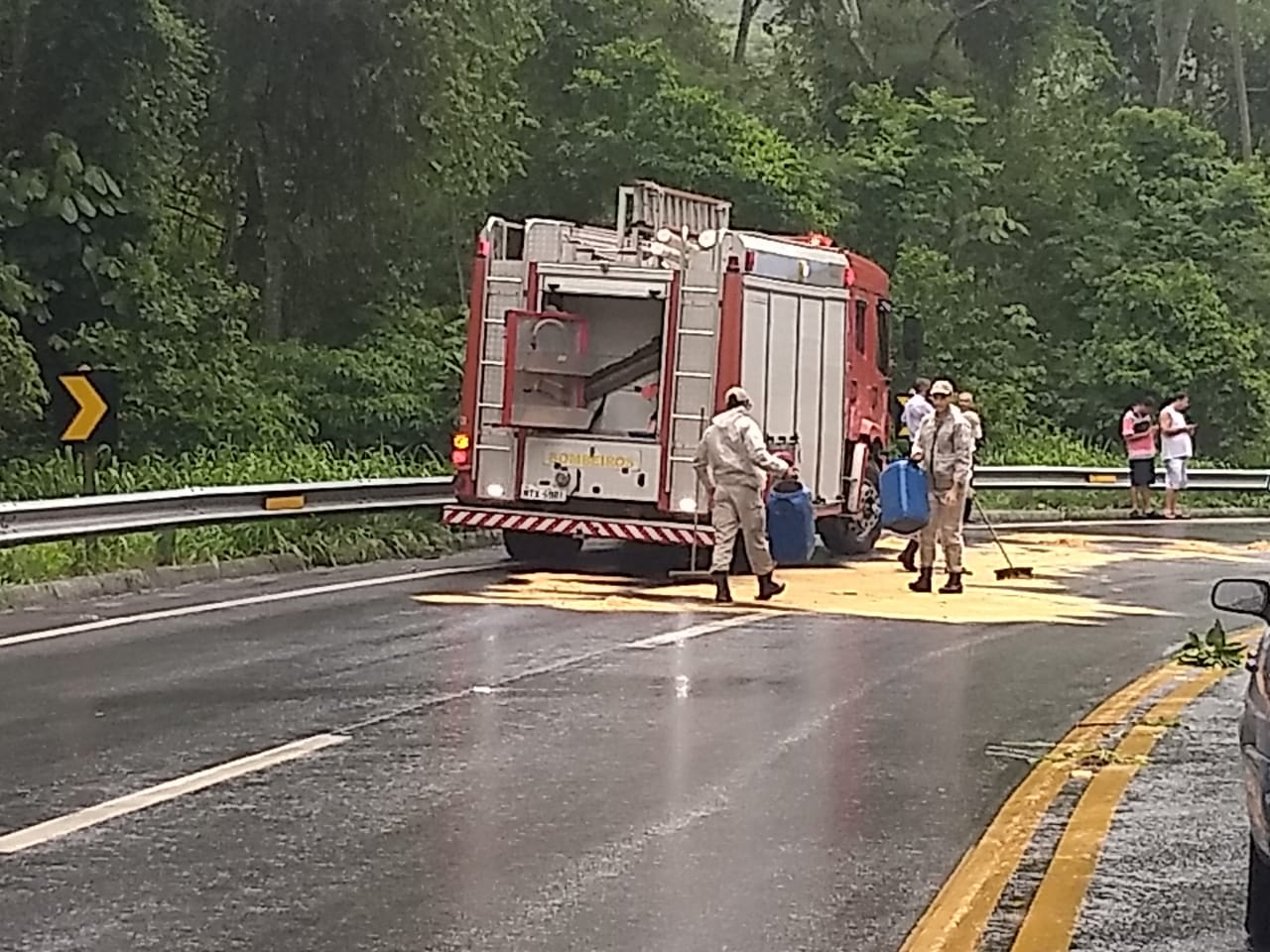 (Bombeiros jogam pó de serra para conter vazamento de óleo na pista. Foto: Leitor/WhatsApp)