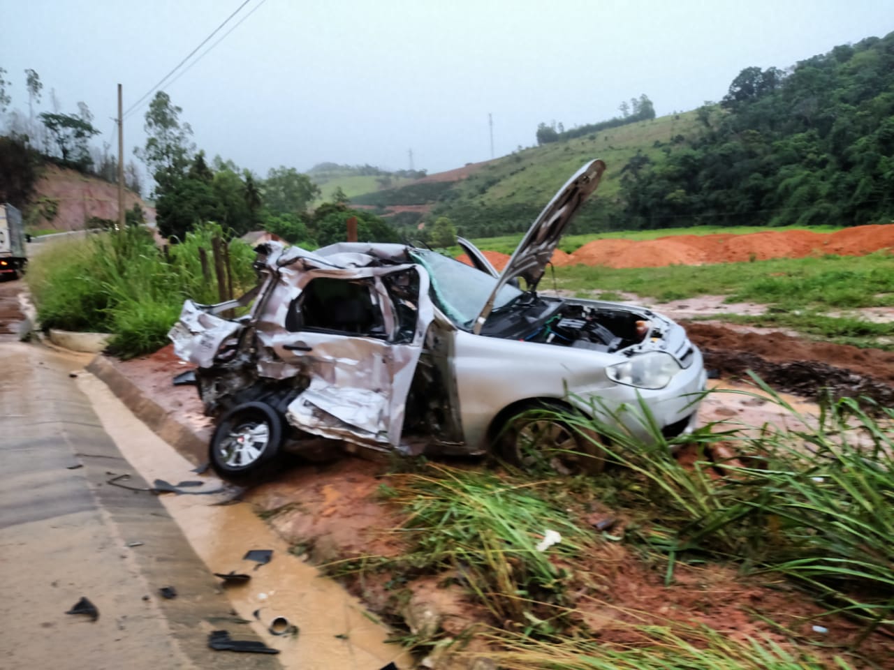 Veículo ficou destruído com o acidente (Foto: Divulgação / PMES)