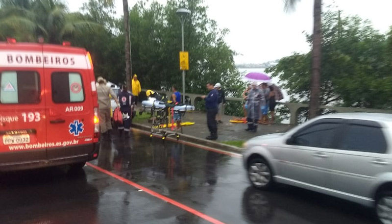 Atendimento às vítimas do acidente na Avenida Beira Mar (Foto: Caroline Freitas / AT - 02/12/2018)