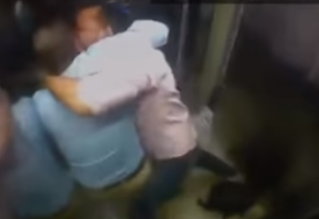 Repórter Rodrigo Maia entra em luta corporal com vizinho dentro do elevador. (Foto: Reprodução câmera de segurança)