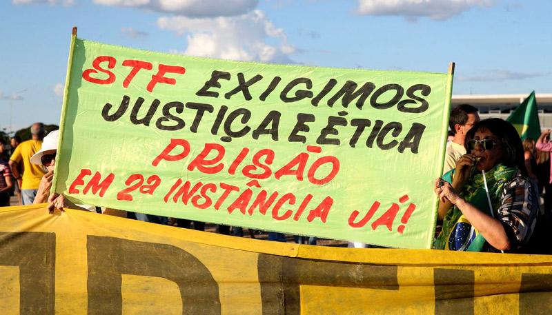 Manifestantes contra a soltura de Lula protestaram em frente ao Supremo, em Brasília (Foto: Wilson Dias/Agência Brasil)