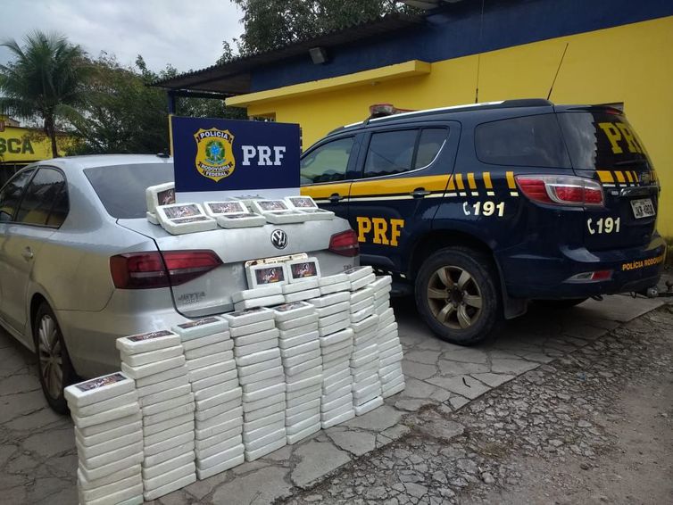 Droga estava em fundo falso de carro. (Foto: Imagem de divulgação/PRF)