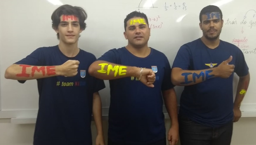 Bruno de Paula Ferreira (letras em vermelho), professor Daniel Rojas e Gabriel Ribeiro Pardini (Foto: Nivaldo Mantovaneli)