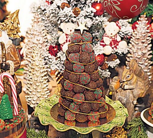 A árvore de brigadeiro dá um toque especial à mesa (Foto: Divulgação/Cacá Lima)