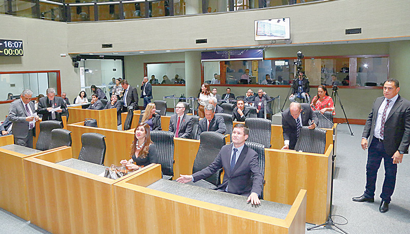 Deputados durante sessão que votou contas de Hartung, na Assembleia: prazo para a análise foi alvo de protestos (Foto: Tati Beling/Ales)