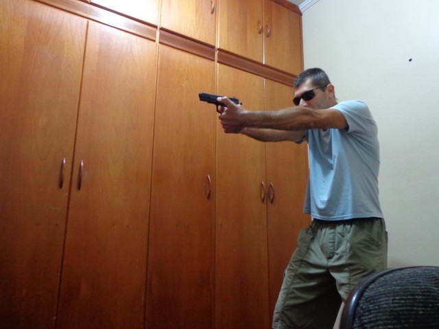 Foto apreendida mostra Euler com arma usada no dia do crime (Foto: Reprodução/ Polícia Civil)