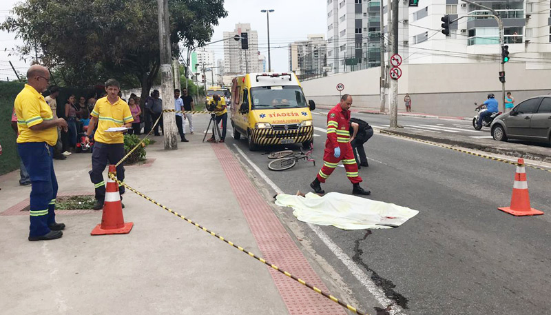 Equipes da concessionária Rodosol sinalizam a região onde o ciclista foi atropelado (Foto: Vinícius Rangel / TV Tribuna - 10/12/2018)
