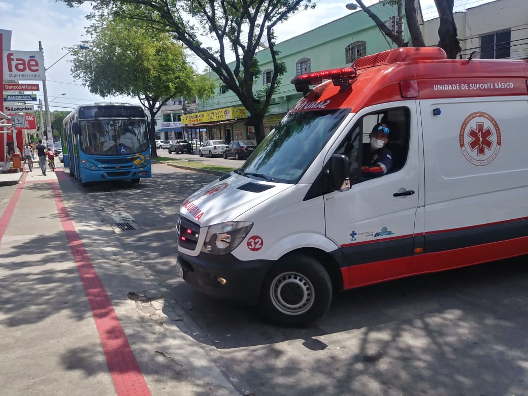 Ambulância do Samu chegou a socorrer a vítima, que não resistiu e morreu momentos depois (Foto: Vítor Rangel)