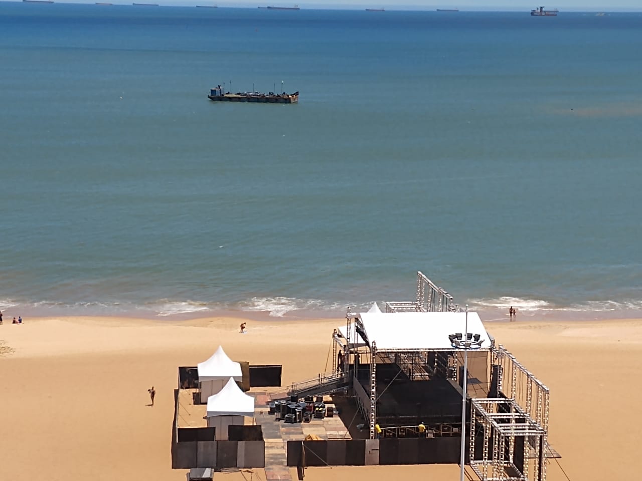 Balsa com os fogos de artifício já está se posicionando no mar para o Réveillon (Foto: WhatsApp)