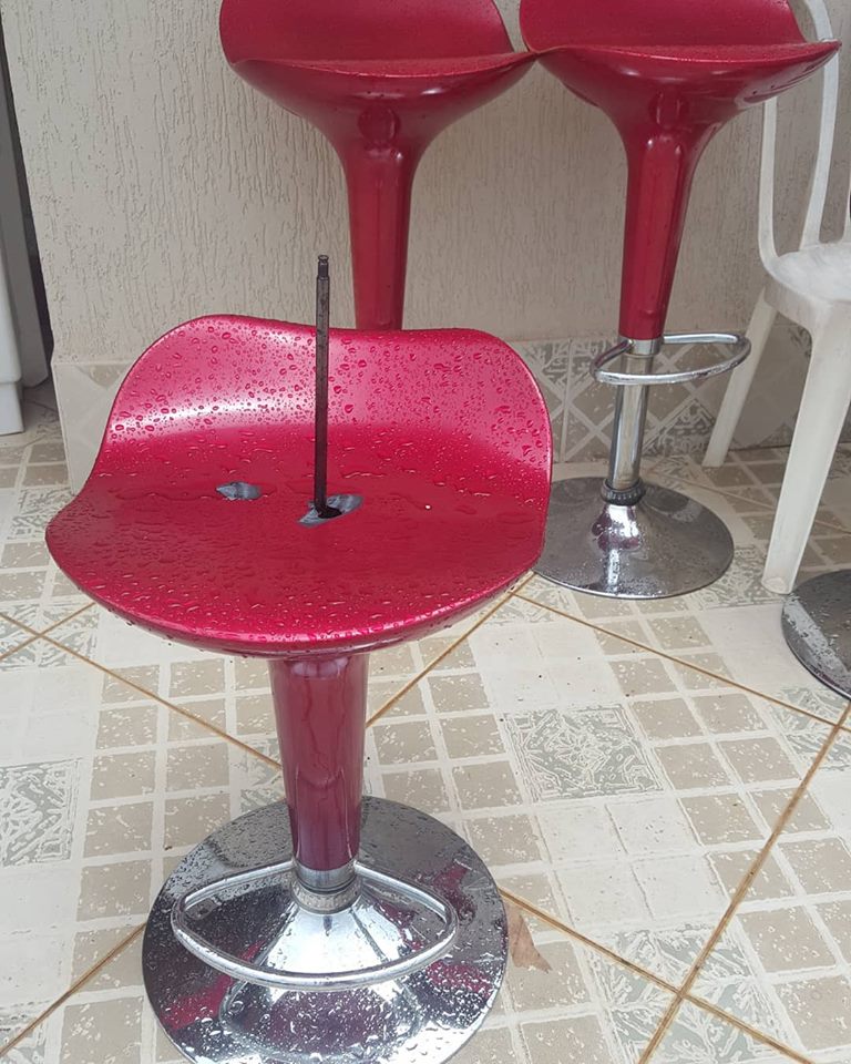 Imagem publicada em rede social mostra com o banco ficou (Foto: Reprodução/ Facebook)