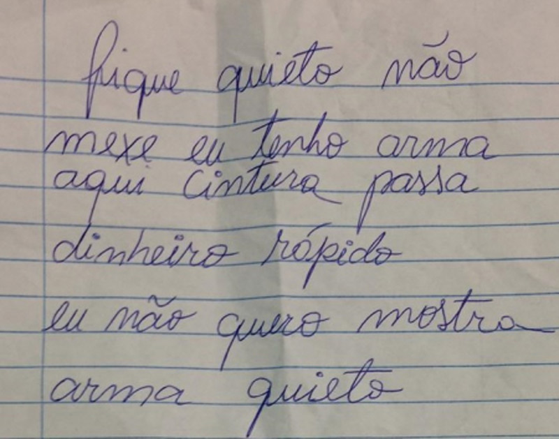 Bilhete apresentado aos funcionários do posto trazia o aviso sobre o assalto (Foto: Reprodução / Polícia Civil do Paraná)