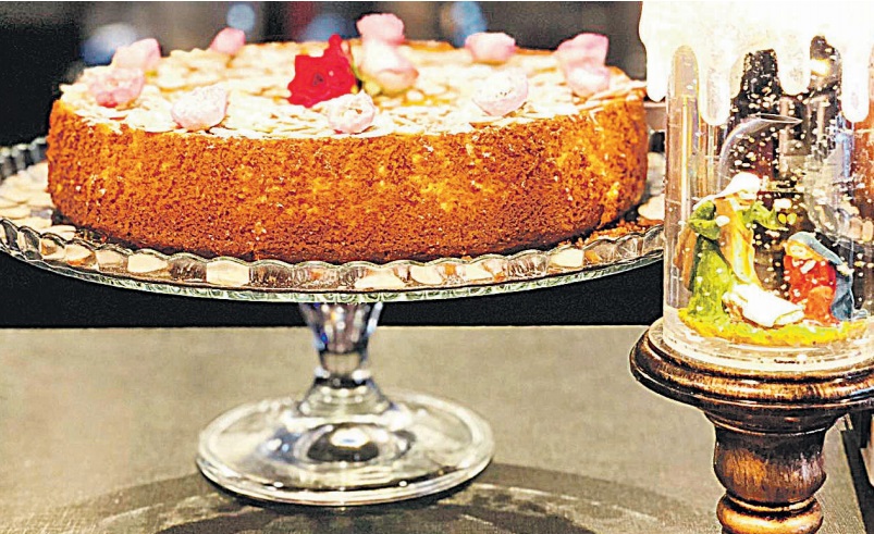 Bolo de limão-siciliano low carb e  zero açúcar com caldas vermelhas (Foto: Divulgação/Colher de Pau Cafeteria e Bistrô)