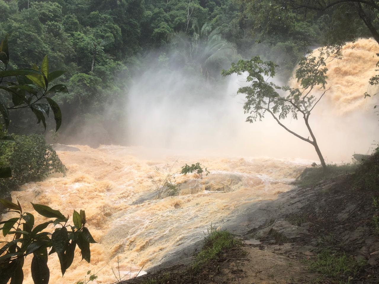 Cachoeira encanta turistas na região (Foto: Janyne Bromerschenkel)