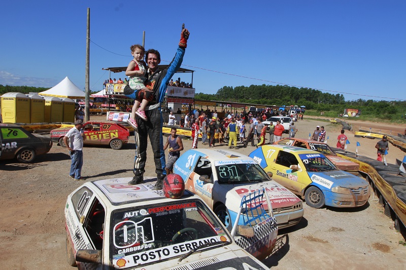 Eudimar comemora a conquista da categoria carburados com a filha Esther, de 3 anos, em cima do carro (Foto: Rodrigo Gavini/ AT)