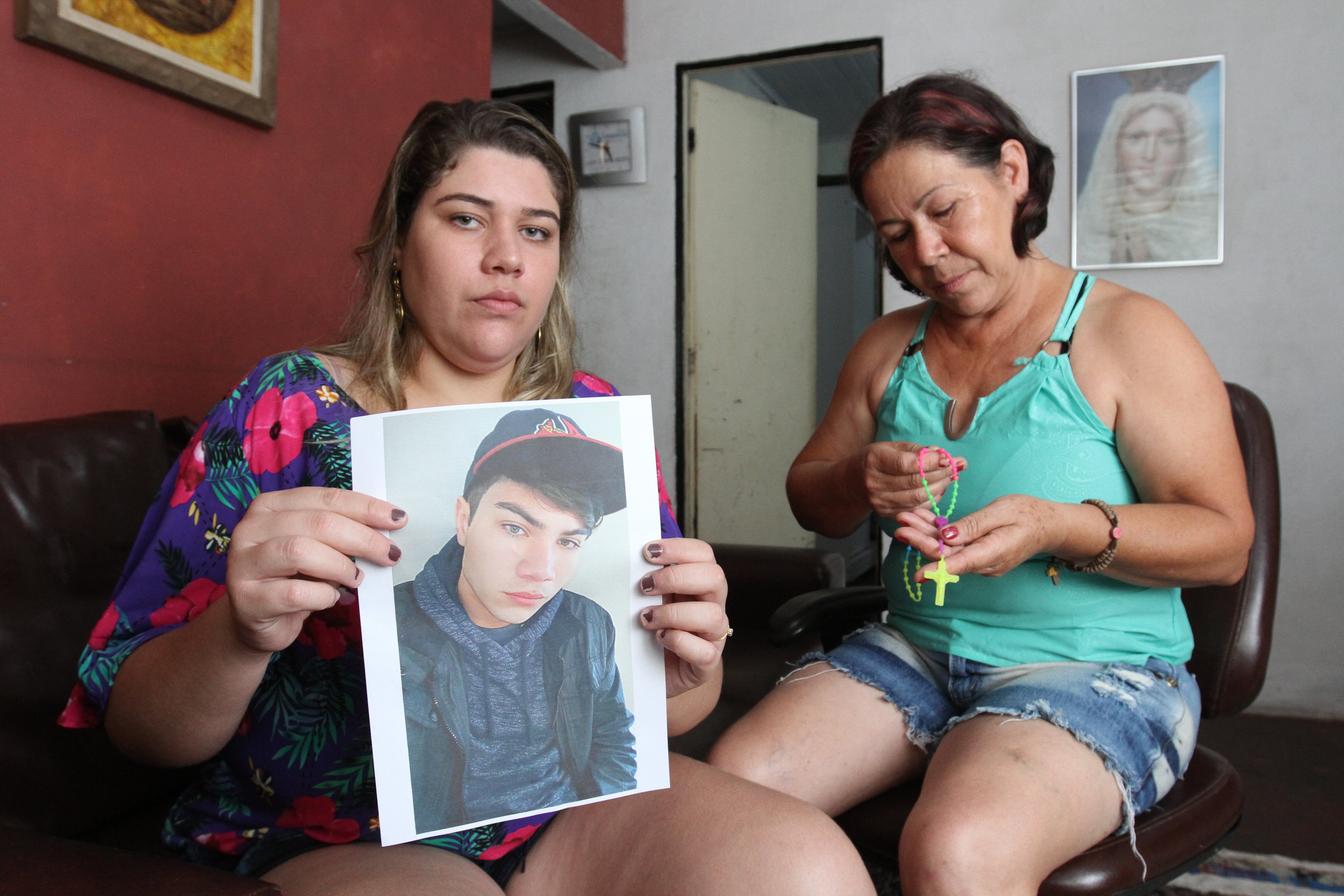 Abaladas, Laise e Zélia mostram a foto de Robson Sabbadini. (Foto: Beto Morais/Arquivo AT 04/12/18)