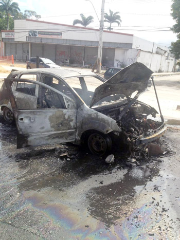 Incêndio aconteceu próximo a uma agência dos Correios (Foto: Kananda Natiely / AT - 04/12/2018)
