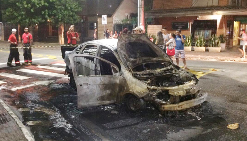 Veículo ficou destruído após o incêndio. (Foto: Leone Iglesias / AT - 20/12/2018)