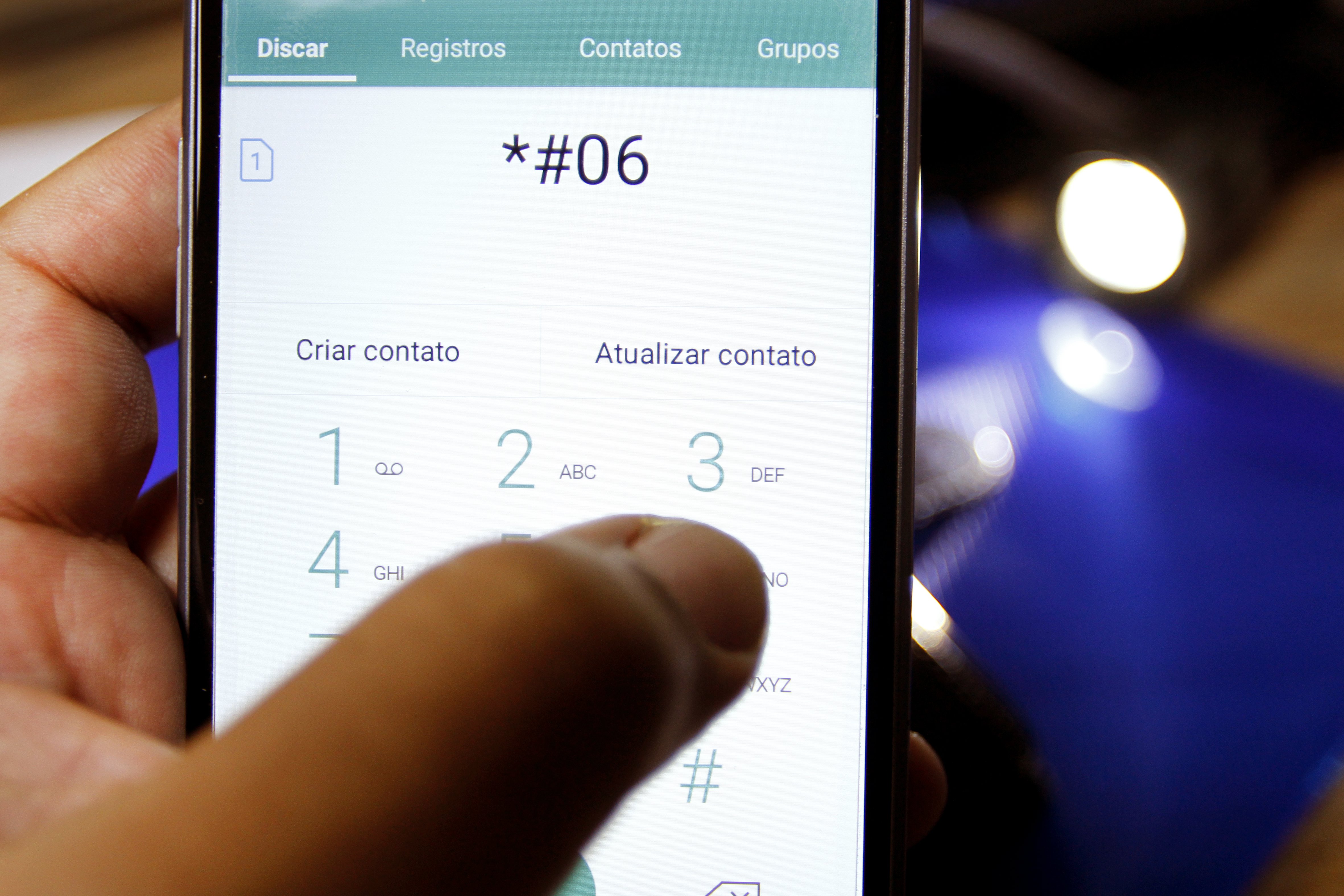 Telefones adulterados, piratas ou roubados vão ser desativados. Mais de 7 mil deles já foram notificados e deixam de funcionar até fevereiro. (Foto: Leonardo Bicalho/AT)