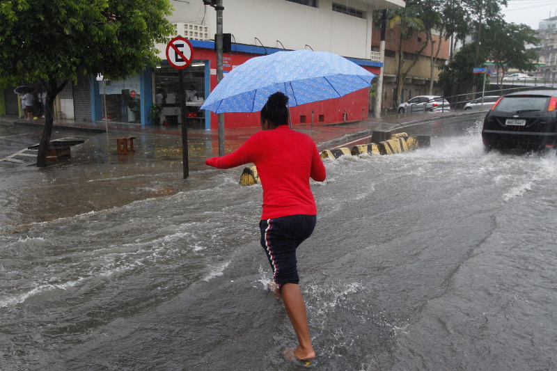 Pedestre atravessa rua alagada na Vila Rubim, em Vitória. (Foto: Leone Iglesias/Arquivo AT 08/11/18)