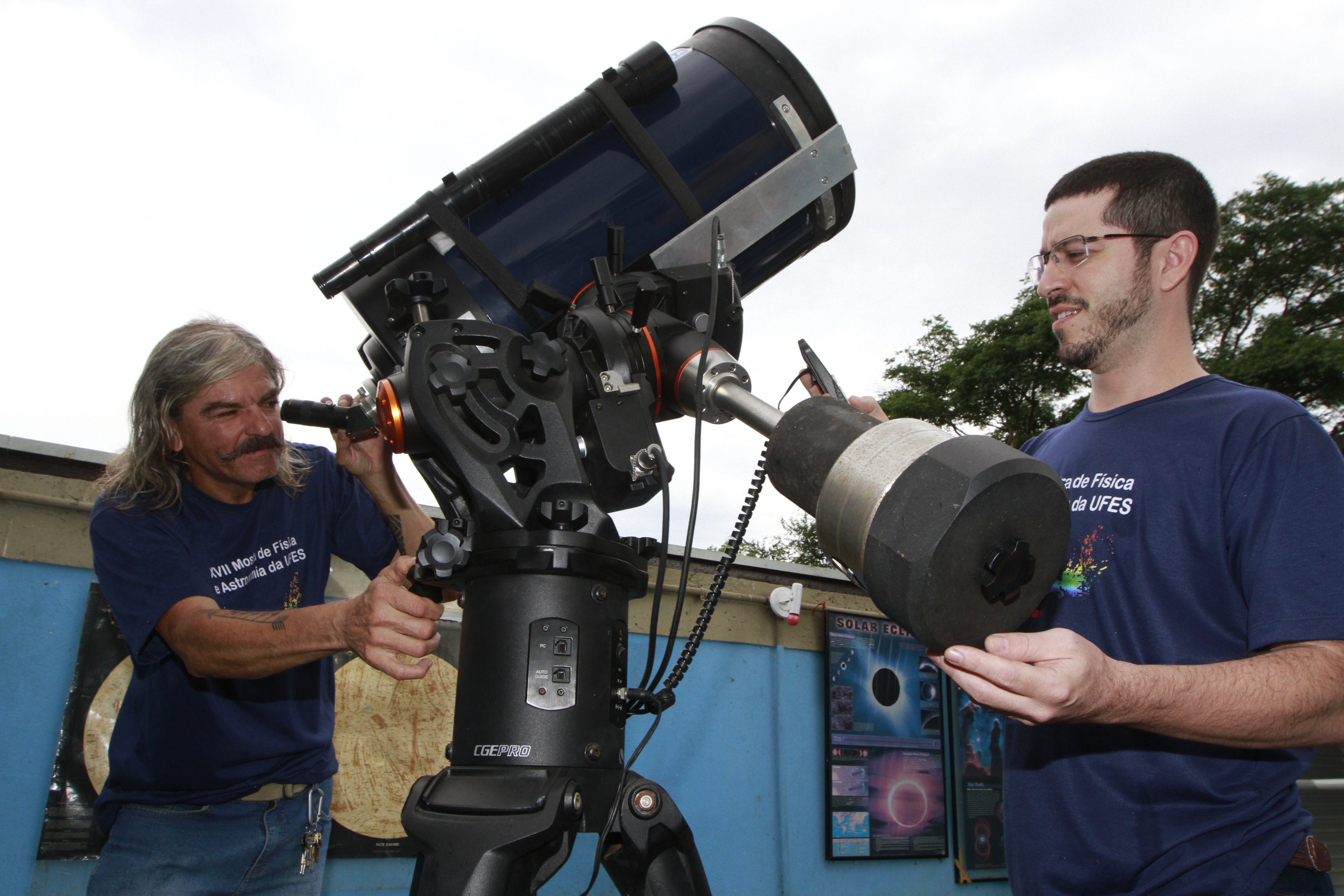 Márcio Malacarne e Messias Cerolani ajustam telescópio do Observatório da Ufes para estudar o fenômeno. (Foto: Rodrigo Gavini/AT)