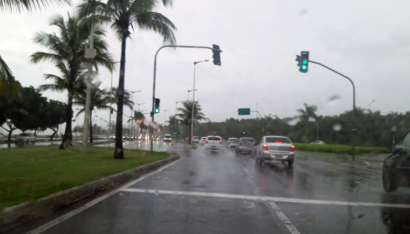 Chuva e neblina atingiram a Avenida Dante Micheline (Orla de Camburi), em Vitória (Foto: Weslei Radavelli / AT - 02/12/2018)