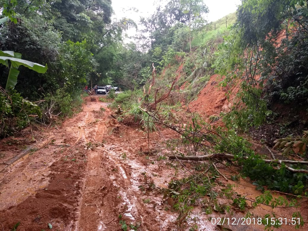 Estrada que liga a sede de Mimoso do Sul ao distrito de Conceição do Muqui após chuva em dezembro (Foto: Defesa Civil de Mimoso do Sul )
