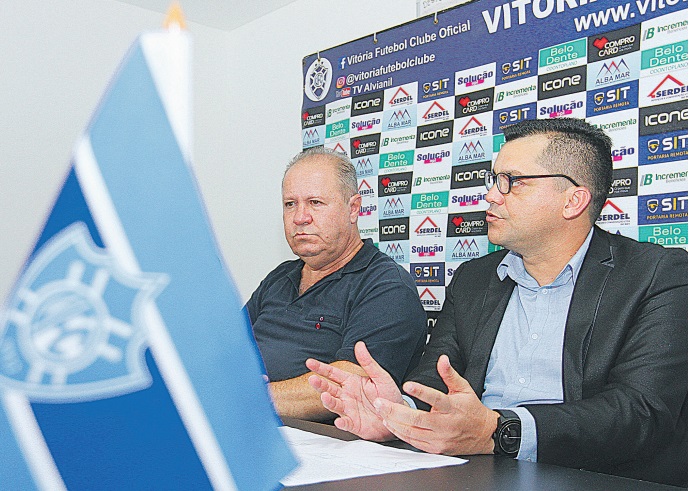 Claudio Roberto se apresenta em coletiva de imprensa, ao lado do presidente do Vitória, Ademar Rocha (Foto: Beto Morais/A Tribuna)