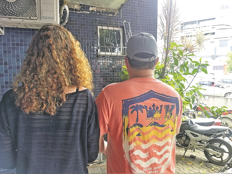 Vítimas, que estavam em uma barbearia, relatam momentos de medo quando um dos bandidos apontou a arma (Foto: Tais de Hollanda)