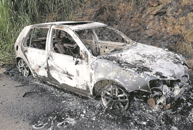 Golf foi encontrado incendiado na rodovia Isaias Corteletti, que liga Águia Branca a Pancas. (Foto: Divulgação/AT)