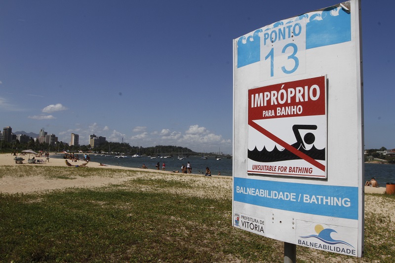 Placa de balneabilidade na Curva da Jurema: prefeitura corre risco de não ter verba para fazer análise das águas (Foto: Thiago Coutinho/ AT/ 30/11/18)