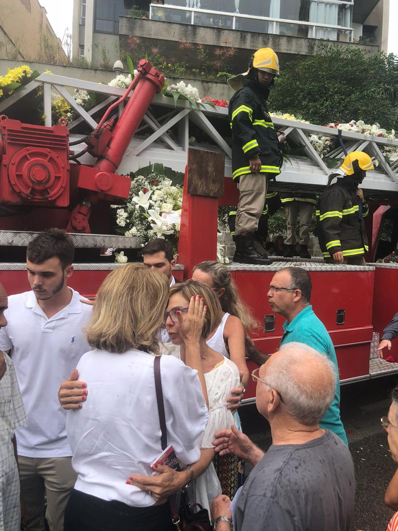 Rita Camata, esposa do ex-governador, é consolada no início do cortejo (Foto: Lucas Rezende / AT)