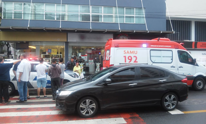 Crime aconteceu em frente a uma padaria, na Praia do Canto (Foto: Leone Oliveira / AT)