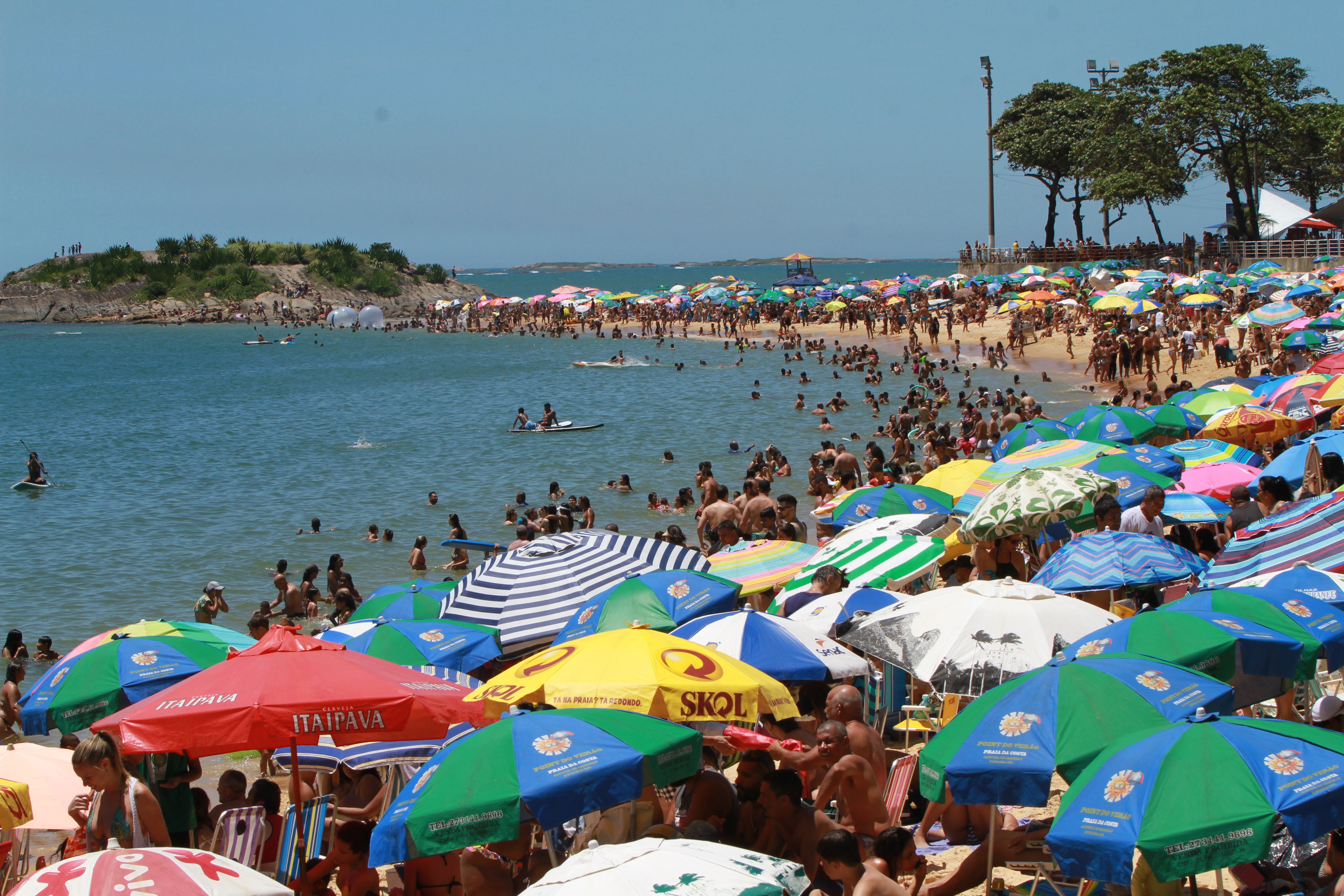 (O solzão levou os capixabas para as praias neste domingo. Foto: Dayana Souza/AT)