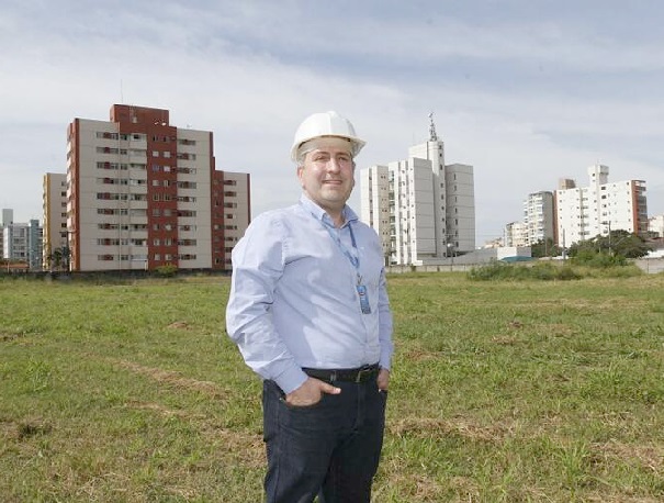 Daniel Paes,diretor de expansão e desenvolvimento comercial do Grupo Ok, mostra o local onde será construído o novo empreendimento do grupo,em Jardim Camburi,na rua Carlos Gomes Lucas, Vitória (Foto: Rodrigo Gavini/A Tribuna)