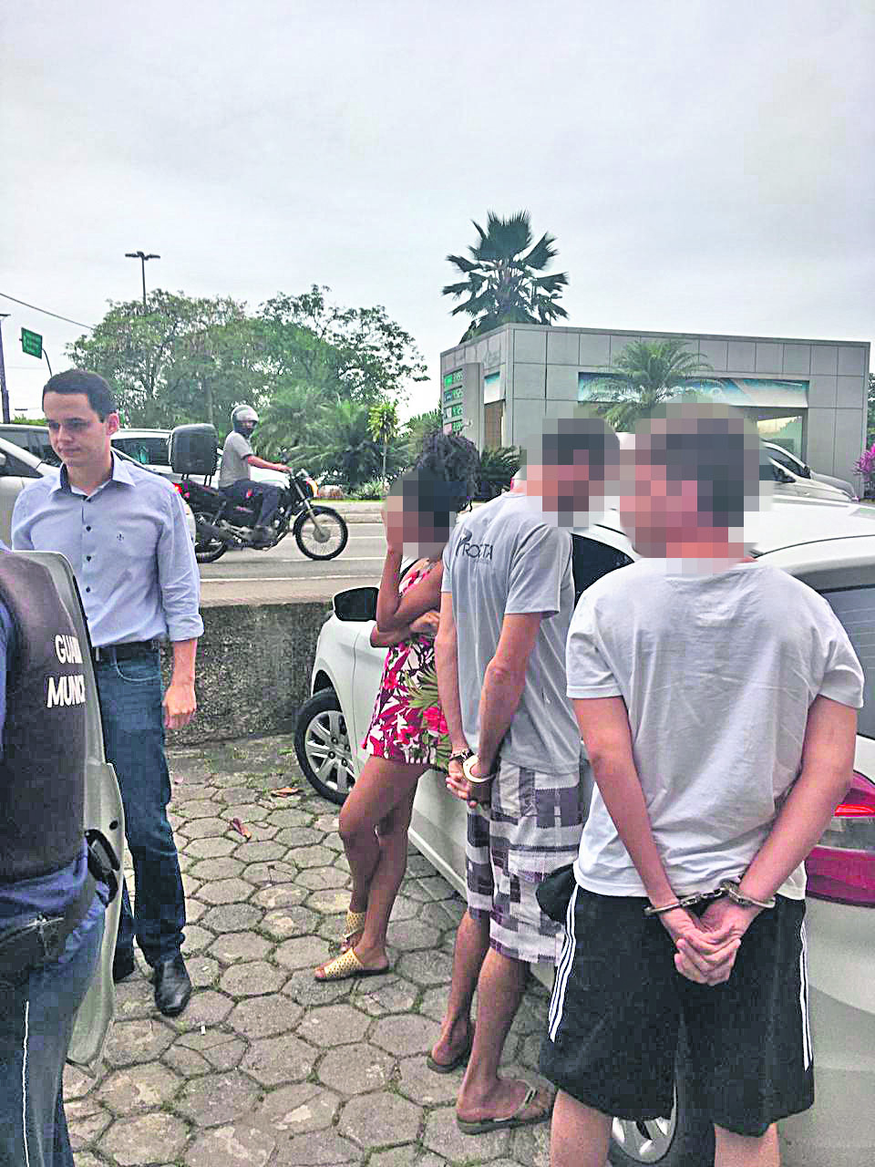 O delegado Lorenzo Pazolini passava pelo local (Foto: Thiago Sobrinho)