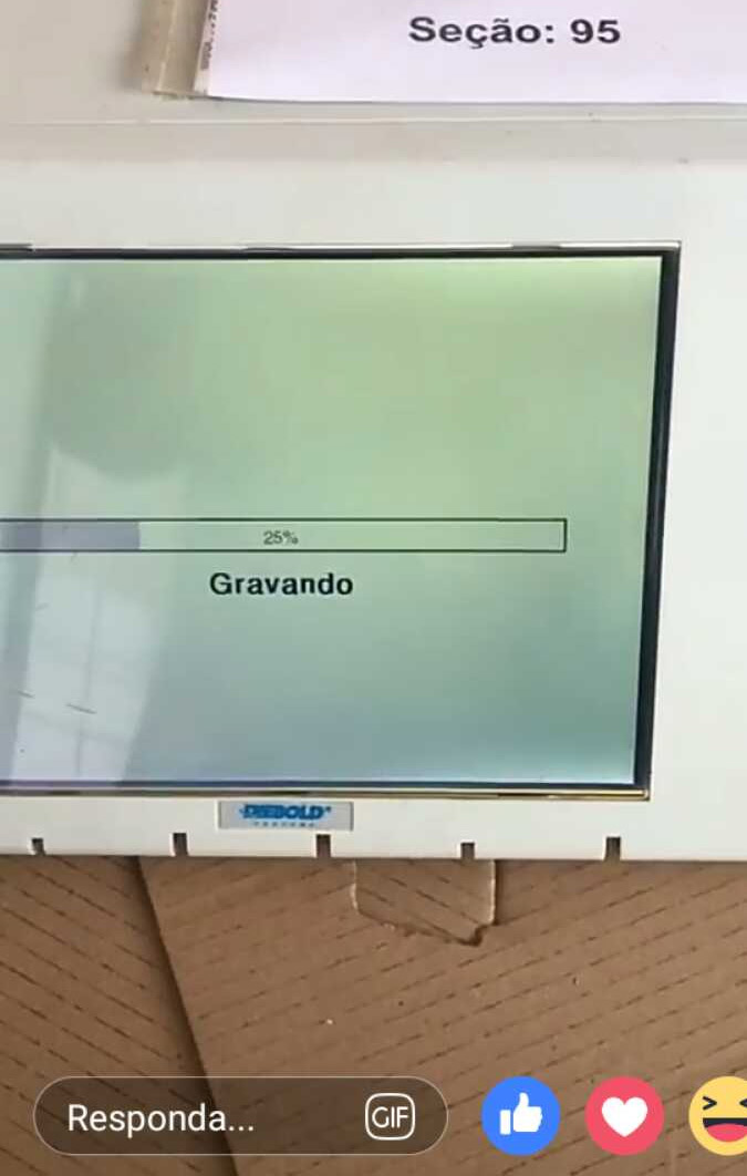 Denúncia enviada ao TSE mostra a urna na cabina de votação (Foto: Divulgação TSE)