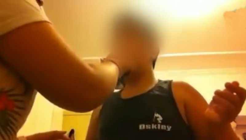 Adolescente faz o desafio do desodorante e começa a passar mal (Foto: Reprodução / SBT)