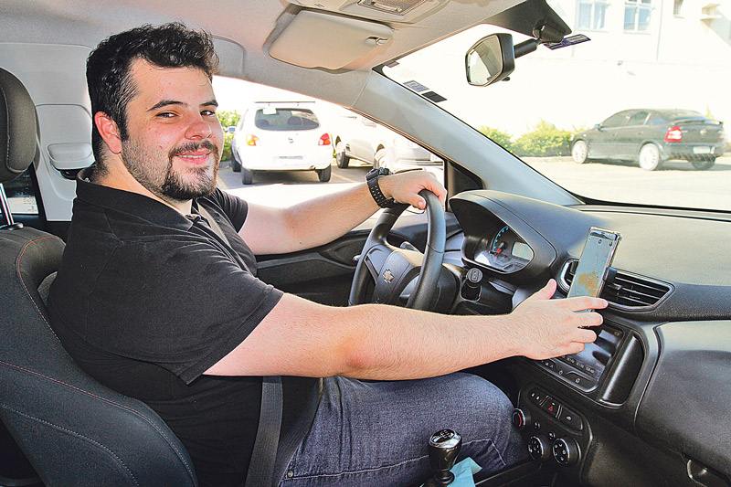 Teruã Bellico Caria, de 27 anos, é engenheiro civil, mas atua como Uber na Grande Vitória (Foto: Leone Iglesias / AT - 14/12/2018)