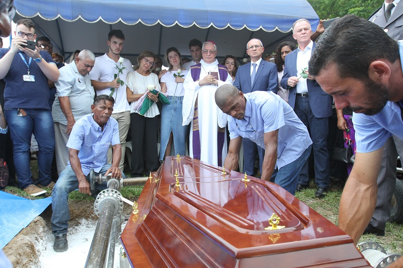 Ex-governador foi enterrado no Cemitério Jardim da Paz, na Serra (Foto: Beto Morais/ AT/ 27/12/2018)