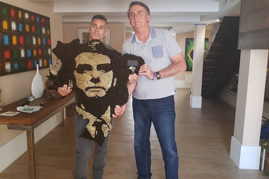 Peça foi entregue pelo ao presidente eleito pelo próprio Rodrigo (Foto: Rodrigo Camacho / Instagram)